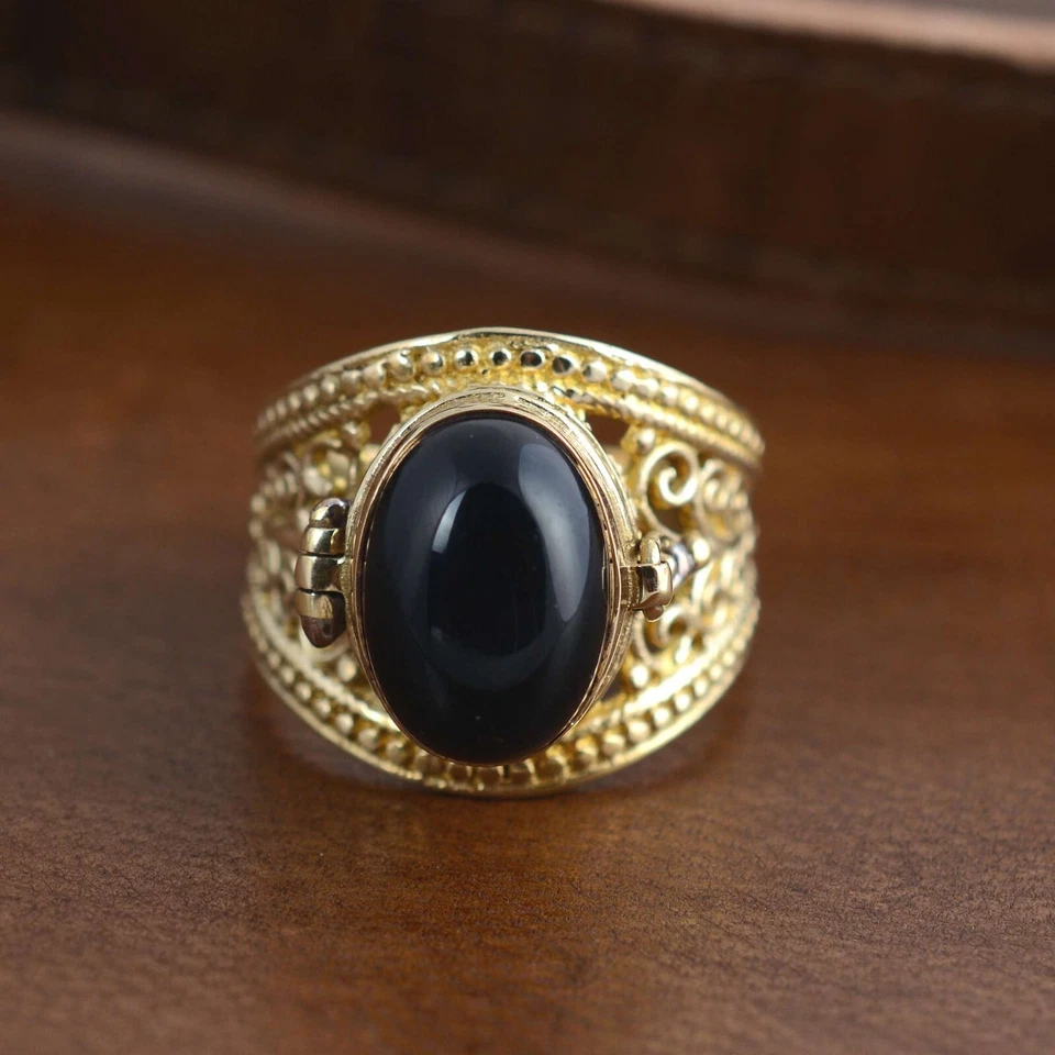 Anillo venenoso ónix negro natural. Anillo caja oculta ovalada de ónix dorado. anillo hecho a mano Foto 2 de 4