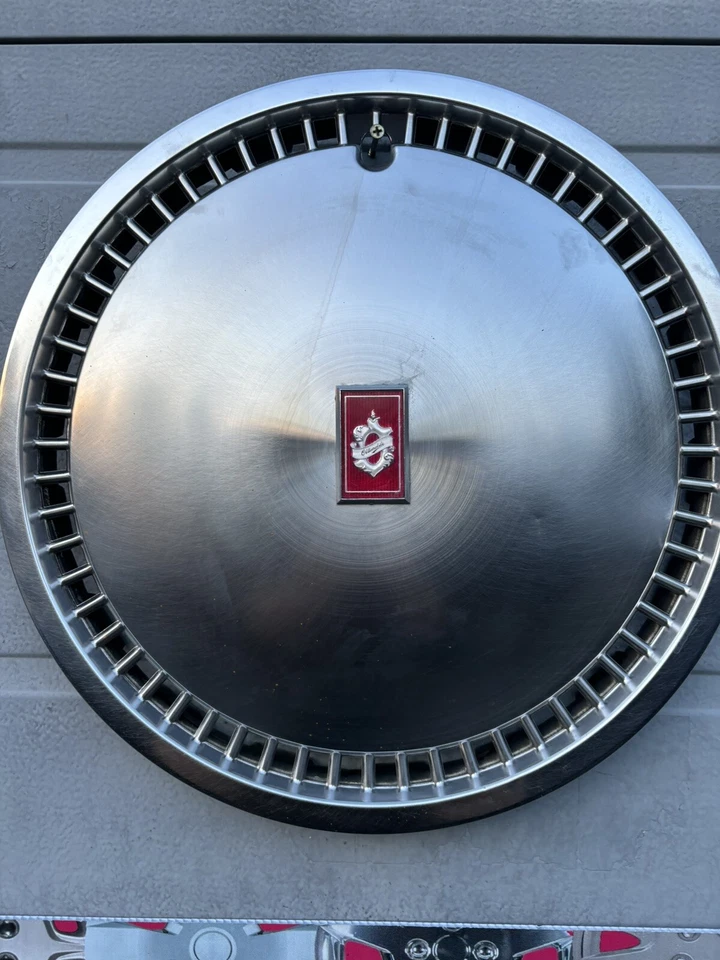 Oldsmobile 88 98 Custom Cruiser 1981-90 tapacubos 1 raro usado abolladuras de frotamiento en la acera Foto 2 de 4