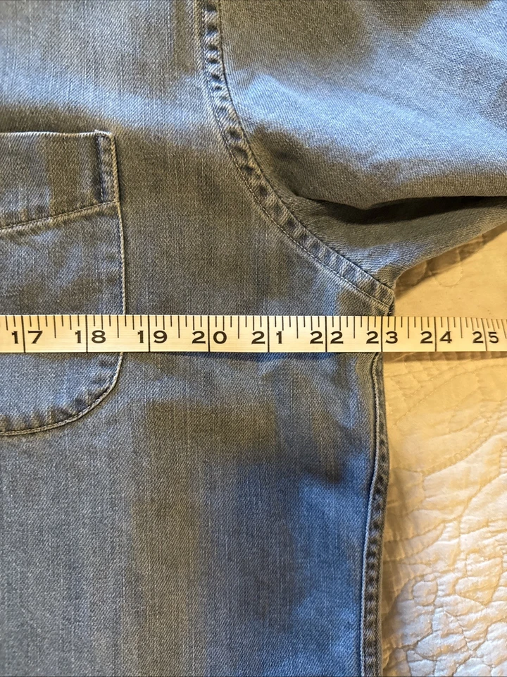 Camisa vaquera grande de ajuste clásico de peso medio J.Crew Foto 3 de 4