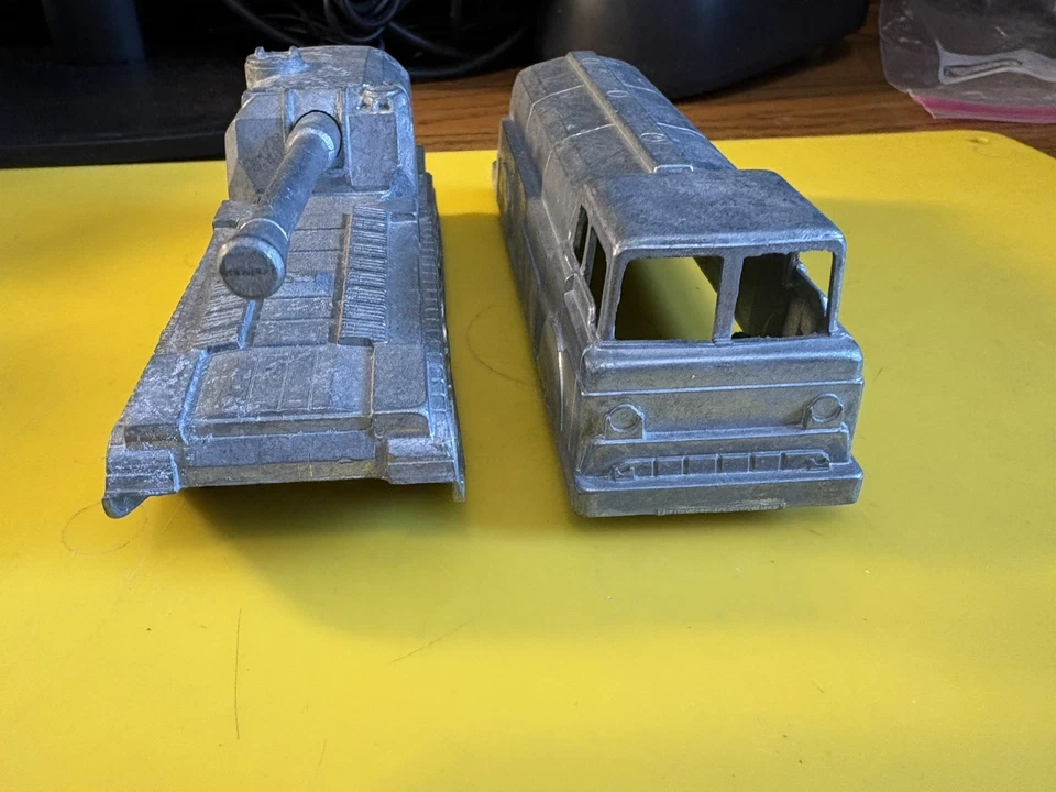 1960 MIDGETOY VINTAGE BARE METAL ARTILLERY TANK+TANKER TRUCK NOS 6”L Made USA - Image 4 of 4