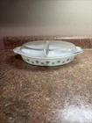 VINTAGE PYREX SNOWFLAKE 1 1/2 QT. DIVIDED CASSEROLE DISH W/LID White/turquoise