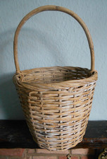 VINTAGE ROUND BASKET WITH HANDLE - STORAGE / DISPLAY -