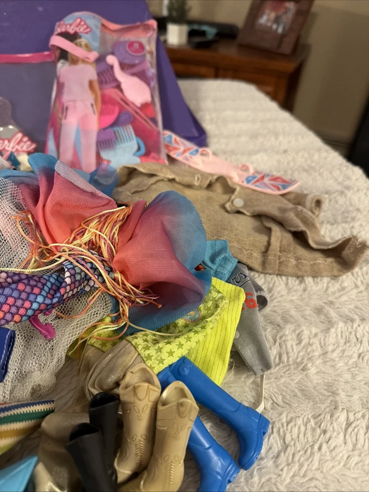 Lote De Ropa Y Accesorios Barbie Y Ken Algunos De Colección 30 Más Artículos Foto 3 de 4