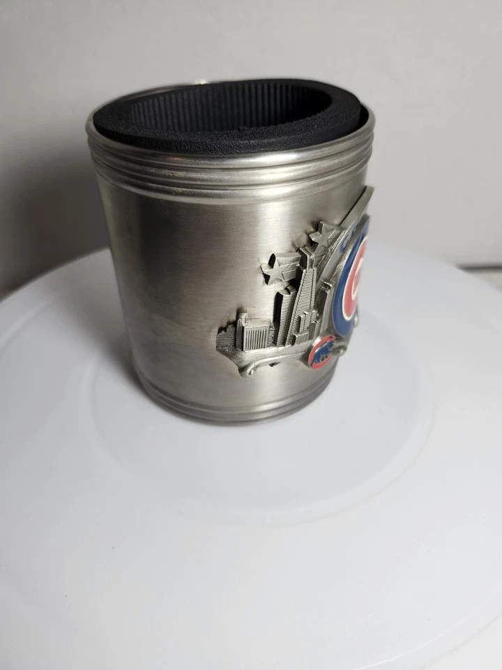 Portabotellas Chicago Cubs Coozie Can levantado en 3D Foto 4 de 4
