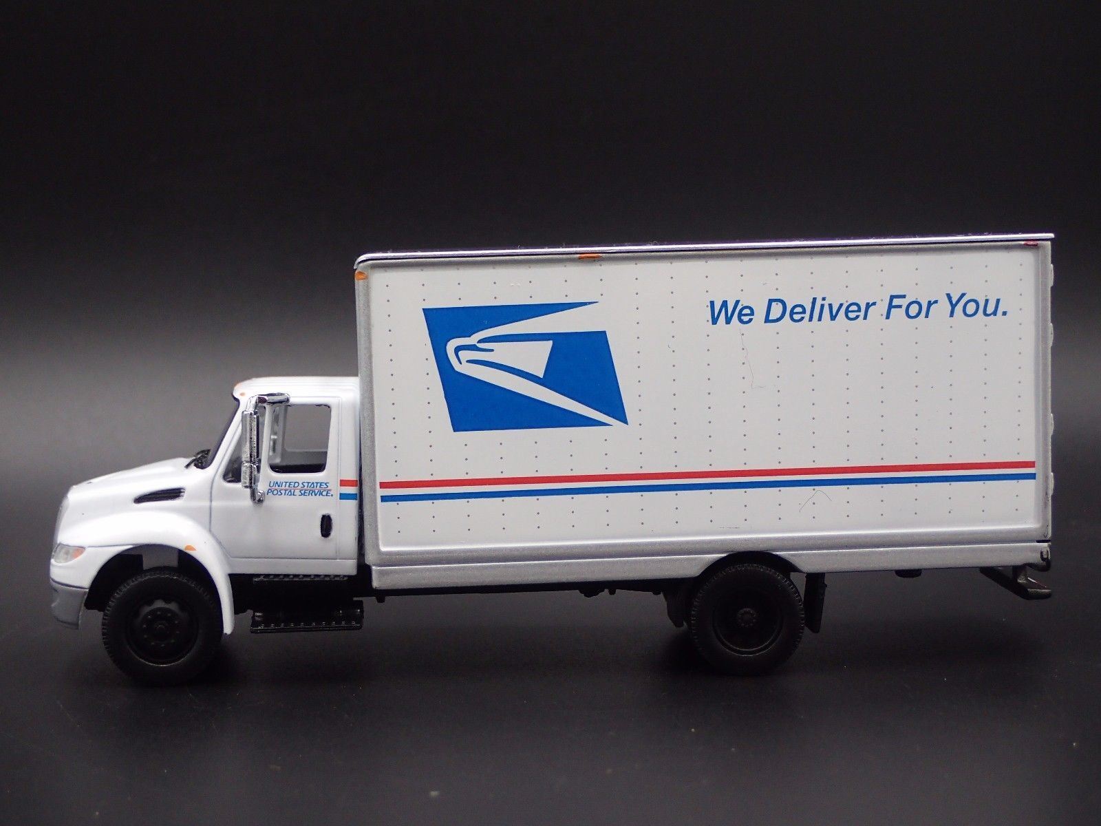 USPS INTERNATIONAL DURASTAR MAIL BOX TRUCK 1/64 SCALE DIORAMA DIECAST