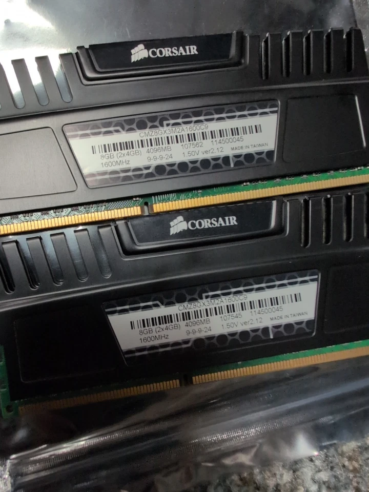 Corsair Vengeance 8GB (2x4GB) Desktop Memory Module CMZ8GX3M2A1600C9 - Image 2 of 2