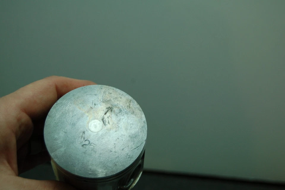 PISTÓN NUEVO ORIGINAL SUZUKI 12110-41602-025 +.25 GRAN TAMAÑO RM250 PE250 1976-1981 Foto 3 de 4