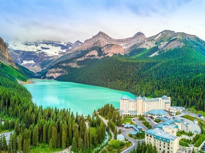 Wandbild: Türkisfarbener Louise Lake in den Rocky Mountains, Banff [...]