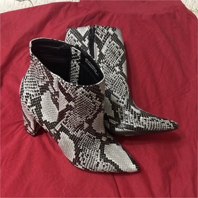 Bamboo Bellflower-11 snake skin Embossed Ankle Bootie Black White Zip