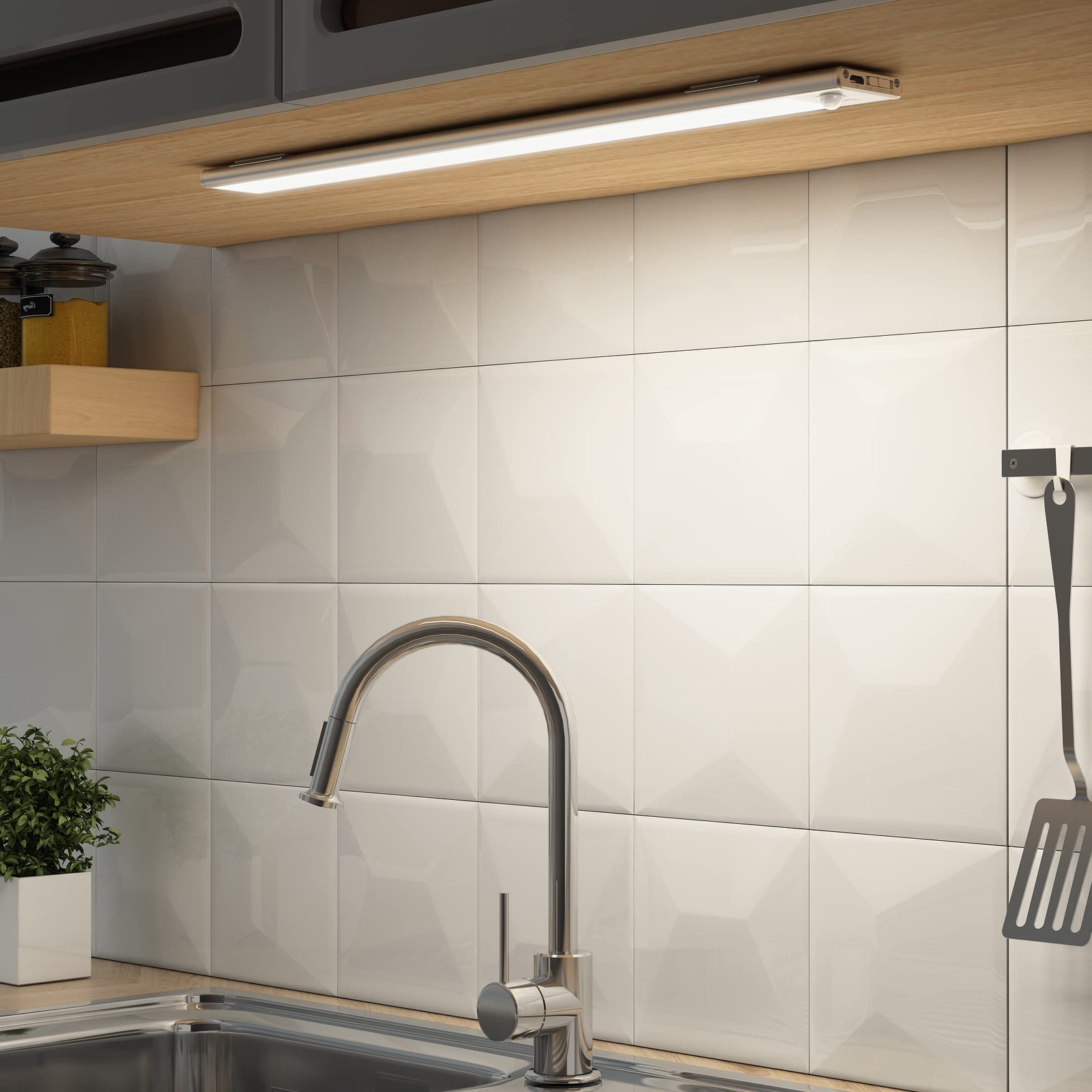 Lampe LED sans fil 40cm pour éclairer un placard sombre grâce au détecteur automatique
