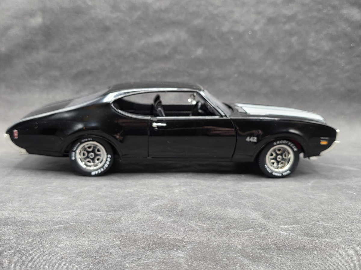 ERTL American Muscle 1969 Hurst Olds 442 W30 1:18 Scale Diecast