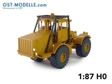 Traktor Kirovets K-700 gelborange mit Motorverkleidung Überrollbügel