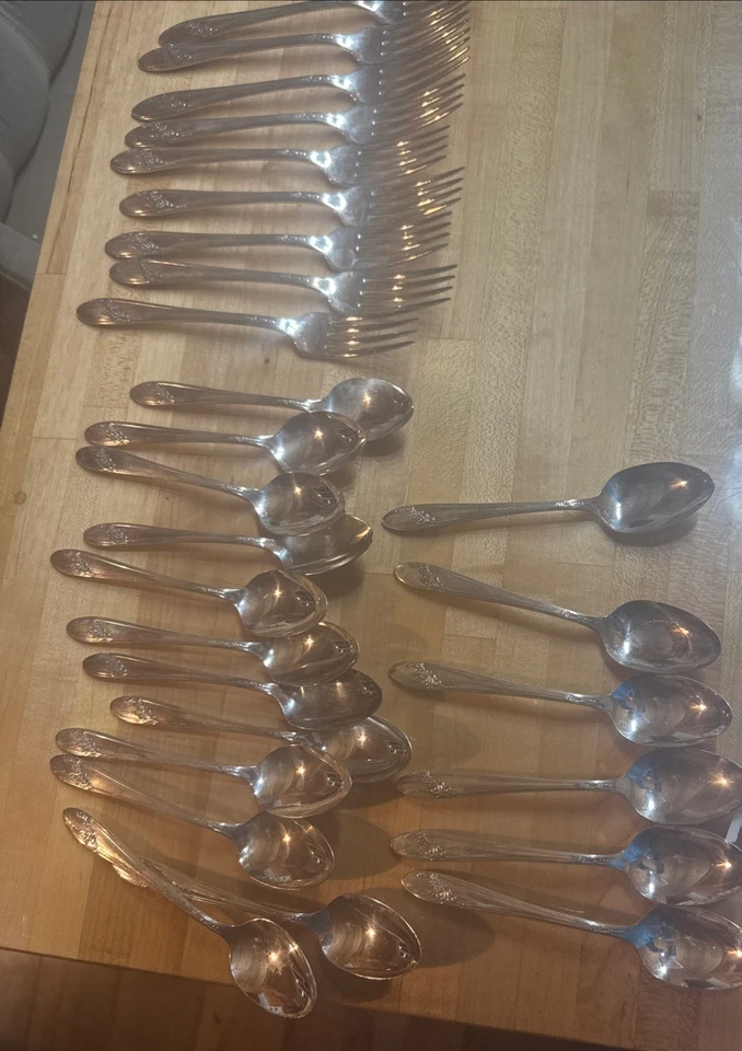 Винтажные посеребренные столовые приборы Oneida Community Queen Bess II Tudor 42 шт. - Изображение 3 из 4