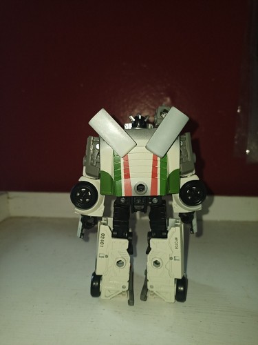 Transformers Netflix War for Cybertron Walmart Deluxe Autobot Wheeljack - Picture 2 of 2