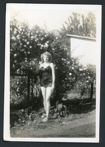Pretty Woman Swimsuit Stands by Rose Bush Photo 1950s Fashion Legs Summer - Afbeelding 1 van 1