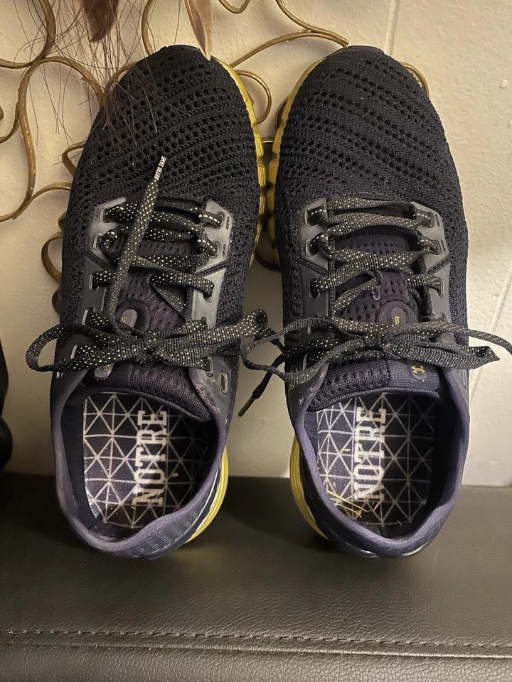 Tenis Under Armor/Notre Dame 7,5 para mujer azul marino y dorado Foto 3 de 4