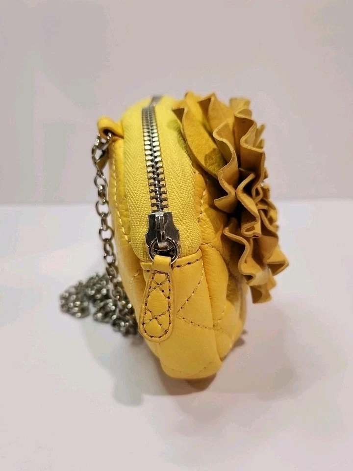 NUEVO SIN ETIQUETAS Cartera sin asas floral 3D de cuero amarillo Brighton con correa de cadena extraíble  Foto 4 de 4