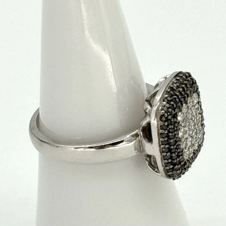 Anillo con racimo de diamantes pavé blanco y negro de oro blanco de 14 k EFFY talla 7 - 5,6 gramos Foto 2 de 4