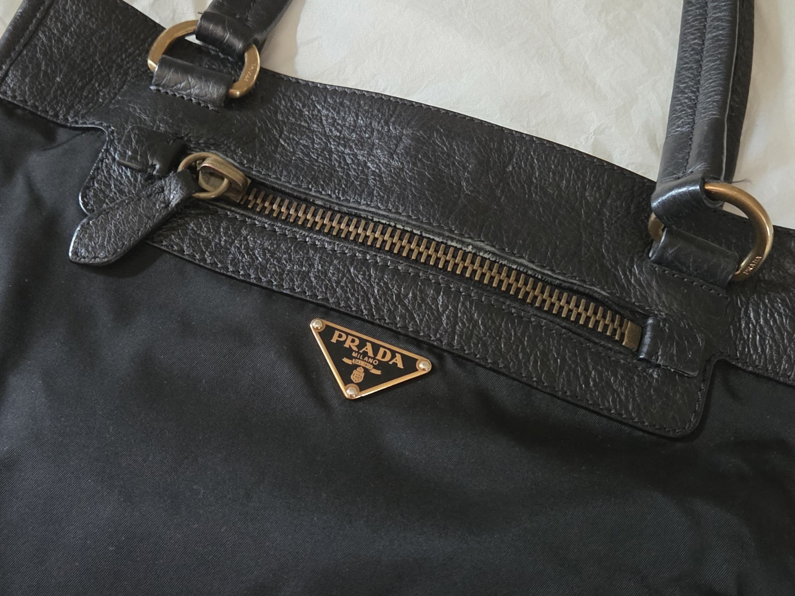 PRADA borsa a spalla donna nylon e pelle nera con zip logo finiture oro