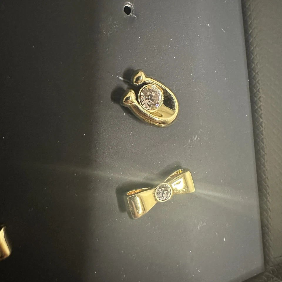 Aretes Coach firma y lazo en caja 2 pares de diamantes de imitación tono dorado delicados Foto 4 de 4