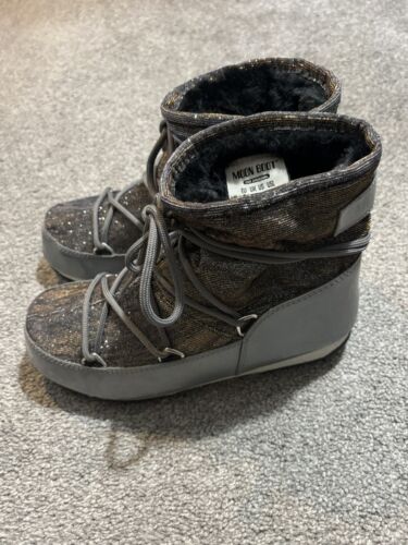 Tecnica Moon Boots Low Grigio Argento Taglia 38 EUR 6 US The Original Moon Boot - Foto 3 di 13