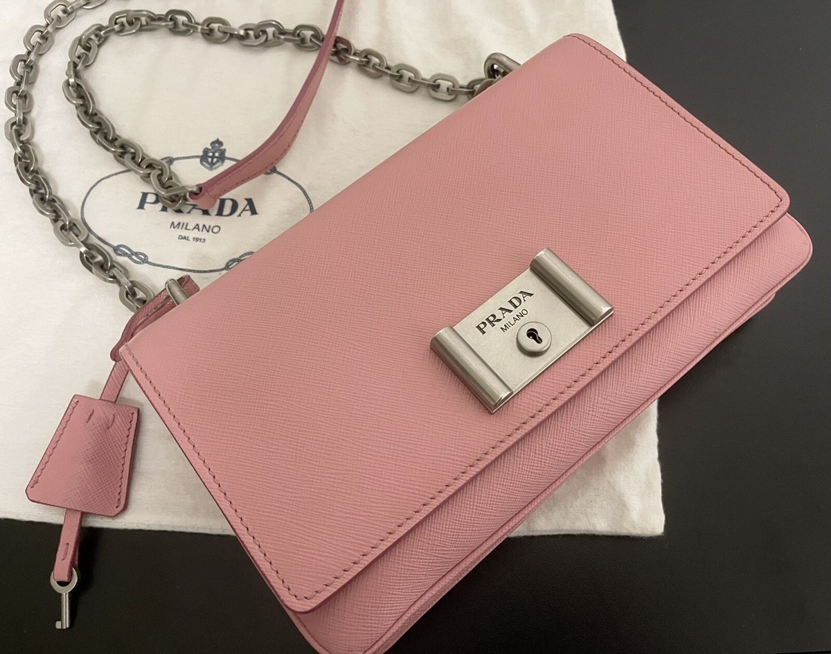 ★PRADA★ 24SS Gold Logo Saffiano Chain Shoulder Bag 1BD009 PRADA Saffiano Soft Calfskin Metal Triangle Logo Envelope
