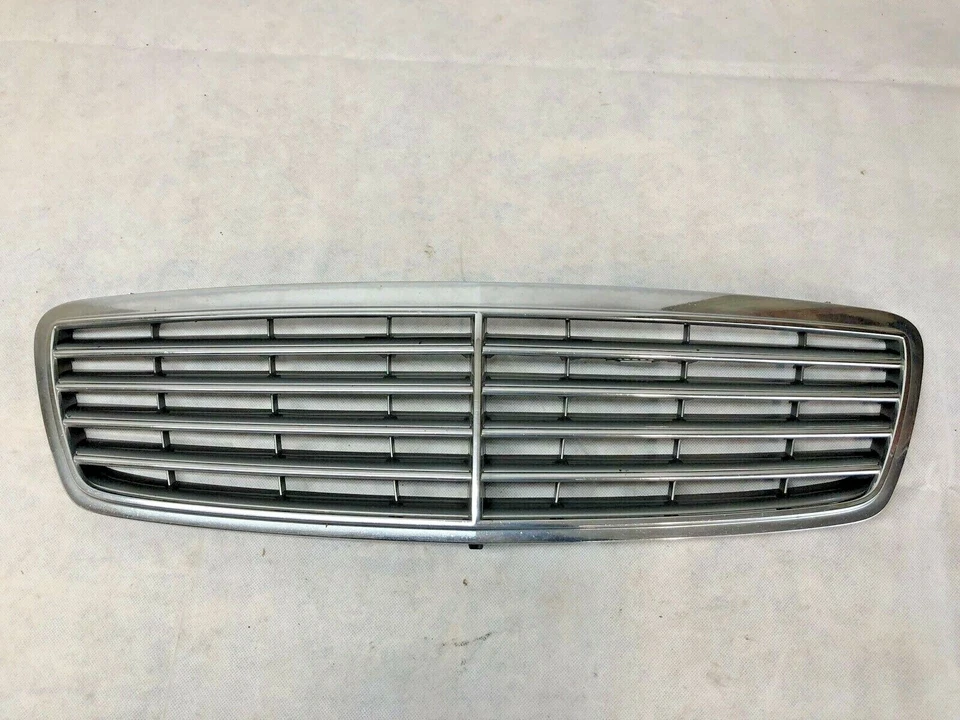 Parrilla cromada delantera OEM Mercedes C320 C230 2003-2004 Foto 2 de 4