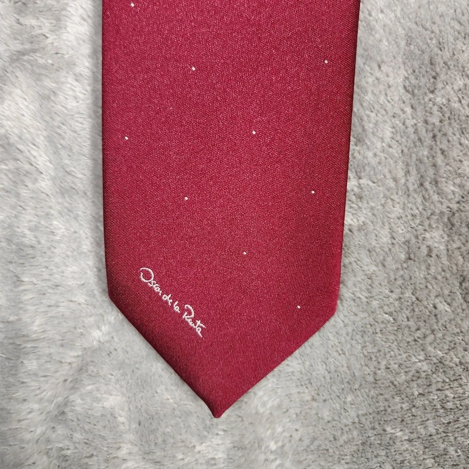 Corbata corta estrecha de colección Oscar De La Renta para hombre roja plateada estampada 56x3" Foto 2 de 4