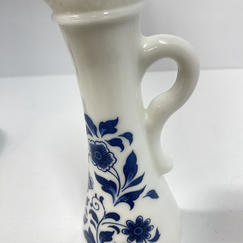 Botella y tapón de aceite de baño de espuma Avon Milk Glass & Blue Moonwind 1972 de colección - Imagen 7 de 10
