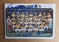 1973 TOPPS BASEBALL OAKLAND A'S TEAM CARD SIGNED BY 5 CAMPANERIS KNOWLES GREEN