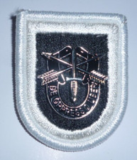 UNITED STATES 5TH SPECIAL FORCES GROUP BERET BADGE AND BACKING PATCH.