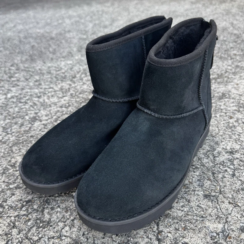 UGG Classic Mini Logo Zip boots