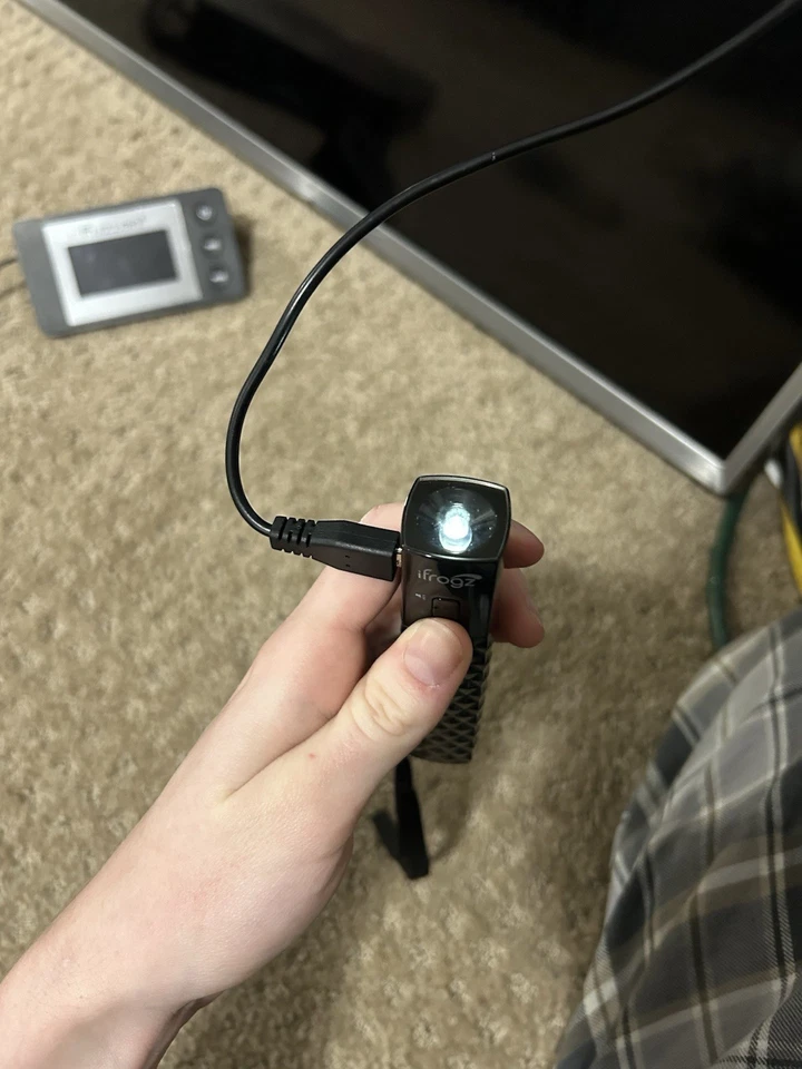 ifrogz GoLite - 2600 mAh 电池 + 手电筒 - 黑色 - 带充电线 — 第 3/4 张图片