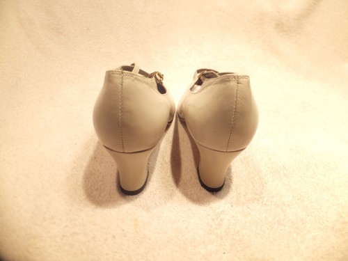 Ros Hommerson- Beige Leather 2 1/4" Heels Pumps Sz.8M - Picture 7 of 11