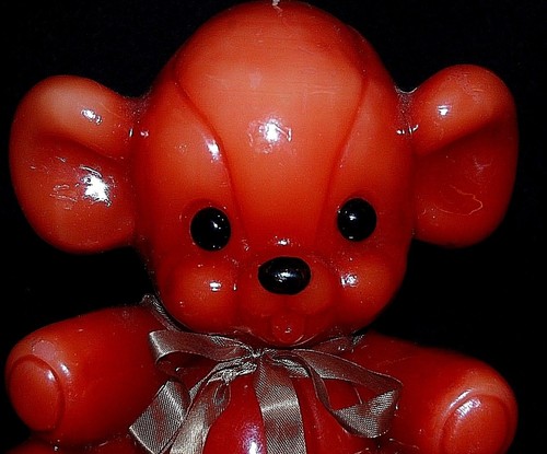 Vela de oso de peluche marrón canela 7" de alto  - Imagen 2 de 7