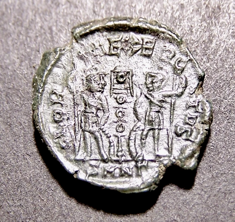 КОНСТАНТИН II, император с солдатами/копьями, имперские римские легионы монета, 15-17 мм - Изображение 2 из 2