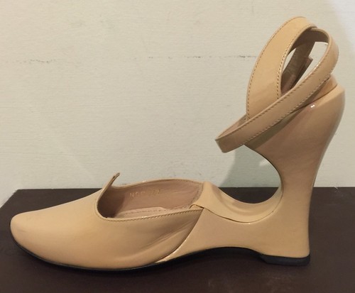 Louis Vuitton Runway Extreme Hole Pump Nude 37 .5 - Picture 5 of 10
