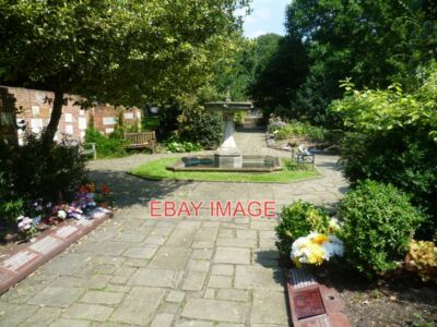 FOTO DER GARTEN DER ERINNERUNG PUTNEY VALE FRIEDHOF ZWEISEITIG BEGRENZT VON W