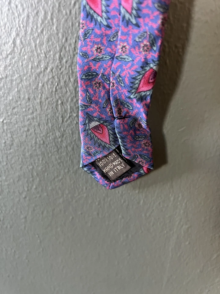 Corbata de seda vintage Valentino para hombre con patrón de cachemira púrpura Foto 4 de 4