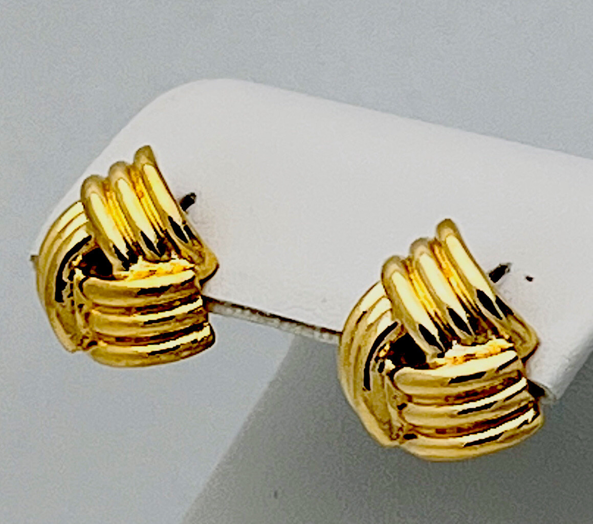 Vintage 1980-90s Gold Tone Scalloped KnotPierced Earrings