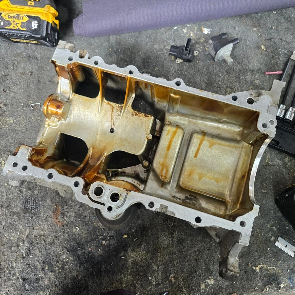 Toyota Prius C 2012-2019 motor 1,5 L conjunto de cárter de aceite superior fabricante de equipos originales con garantía Foto 2 de 3