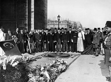 An Egyptian delegation pays tribute to Unknown French Warrior Par- 1937 Photo