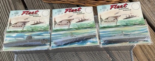 Vintage neu (3) Flotte schwimmende Modelle - Spielzeug Kunststoff Schiff Boot ~ Marke - Hongkong Neu aus altem Lagerbestand
