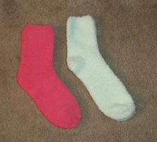 NWOT  2 Women's 9-11 Pink & Green Fuzzy Fluffy Socks   NEW