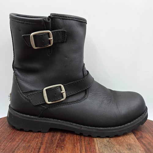 UGG Kinzey Stiefel Jugend Mädchen 5 schwarz Leder Lammfell Schnalle Riemen Booties