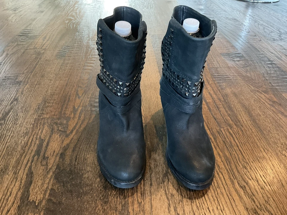 Botines Vince Camuto Donato de cuero negro con tachuelas para moto para mujer talla US 10B Foto 4 de 4