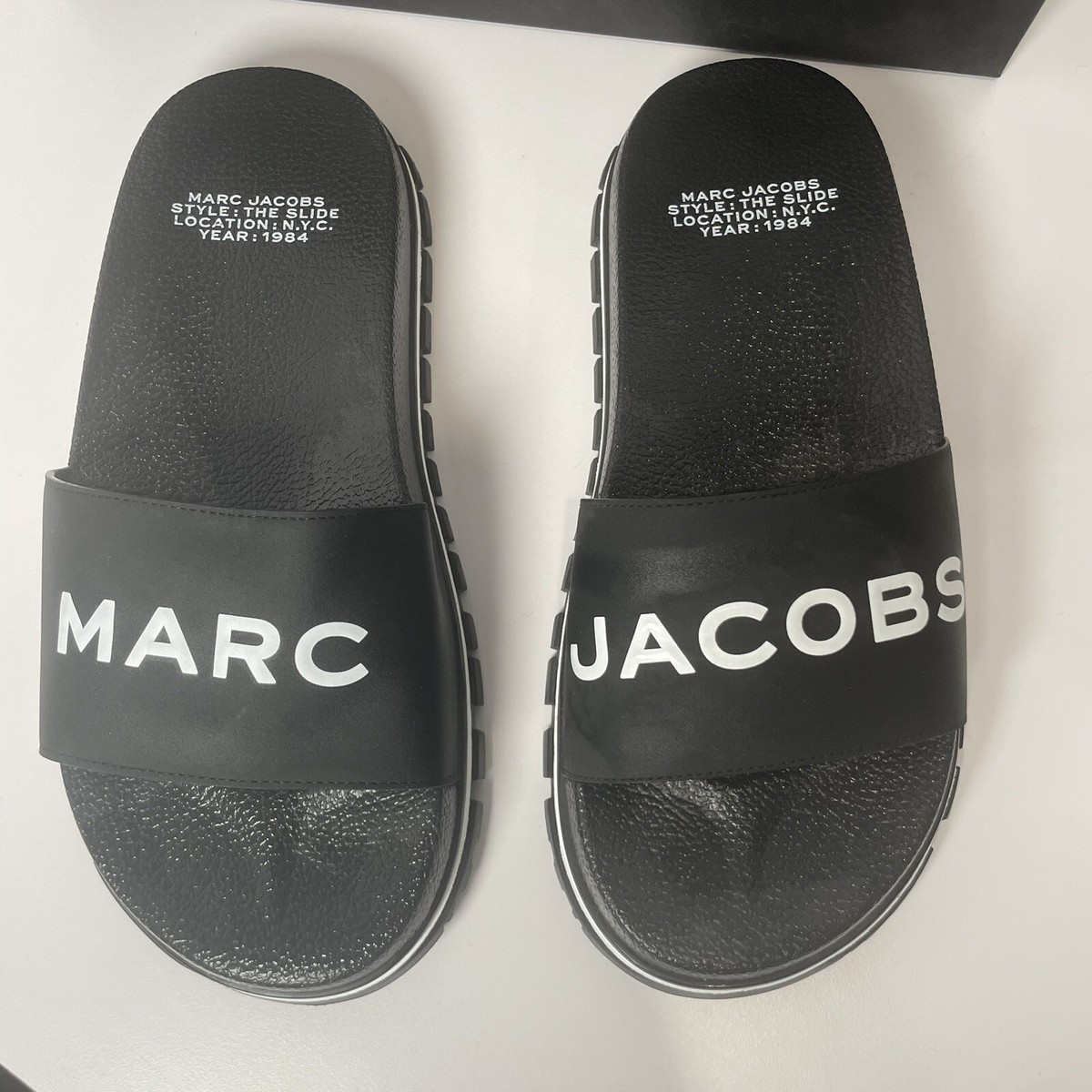 Marc Jacobs シルク製 THE NEW YORK SLIPPER スリッポンサンダル MARC JACOBS（マークジェイコブス）の「THE LEATHER SLIDE/ザ