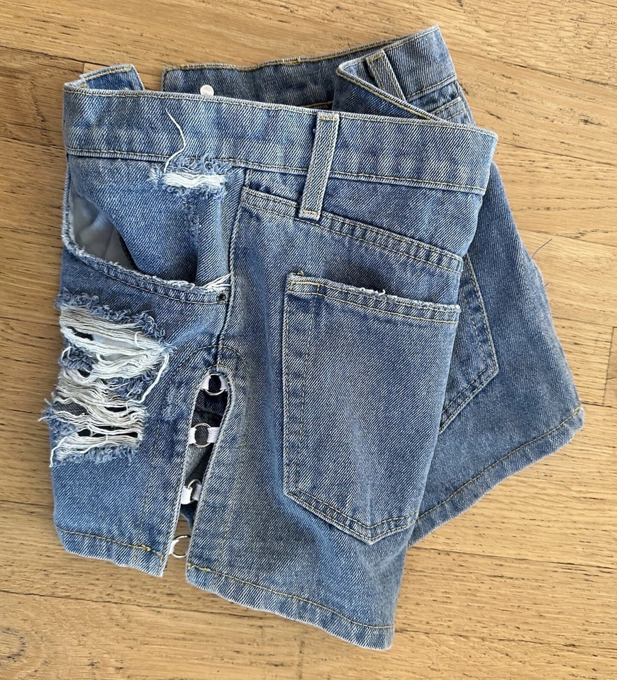 Pantalones cortos de mezclilla Carmar talla 26 Foto 3 de 4