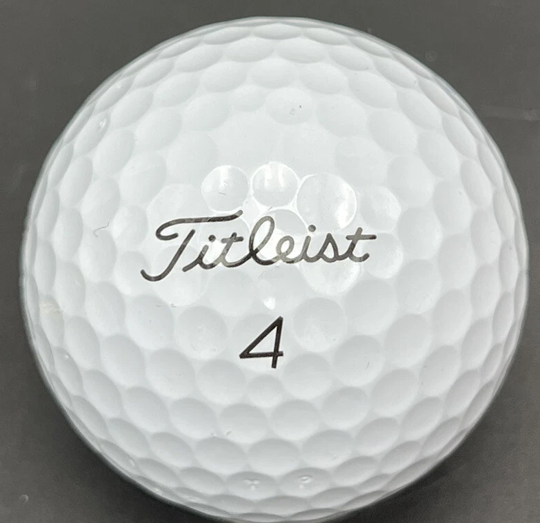 Pelota de golf con logotipo marrón rubí (1) Titleist Pro V1 usada Foto 3 de 4