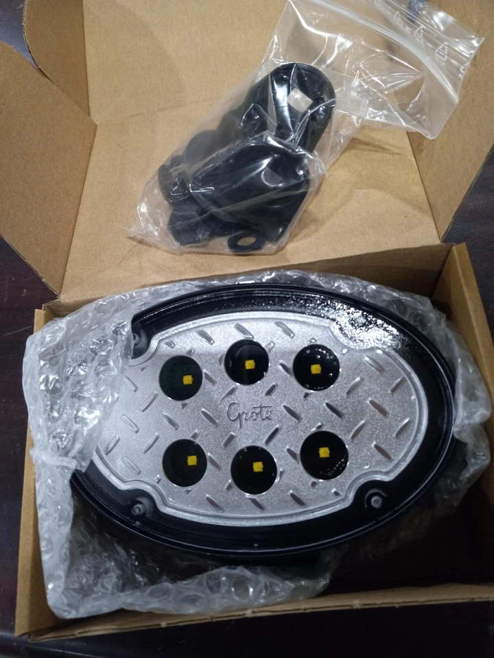 Luces de trabajo LED ovaladas trillantes Grote 64W31, rango cercano, 3000 lúmenes. Foto 3 de 4